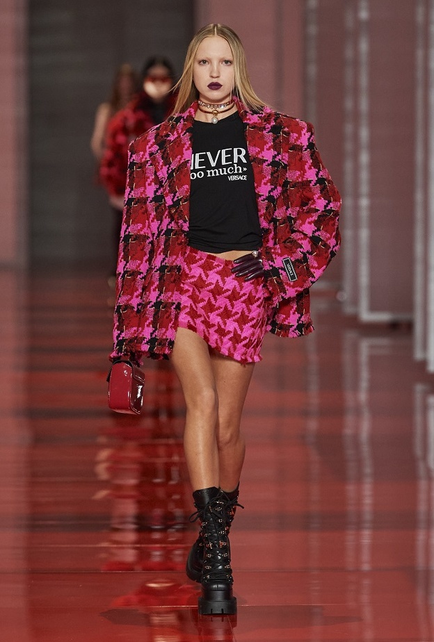 تنسيق إطلالات باللّون الزهري صيحة موسم خريف 2022 من Versace