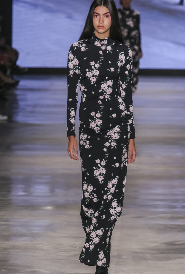 موضة فساتين مطبعة بالورود صيحة لا غنى عنها في خريف 2022