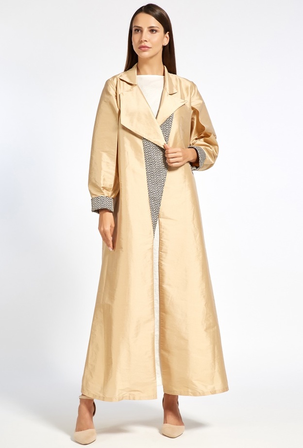 تفاصيل شبابية وعصريّة برزت بالعباية الأنيقة بقصّة المعطف من Zahra Karmostaji