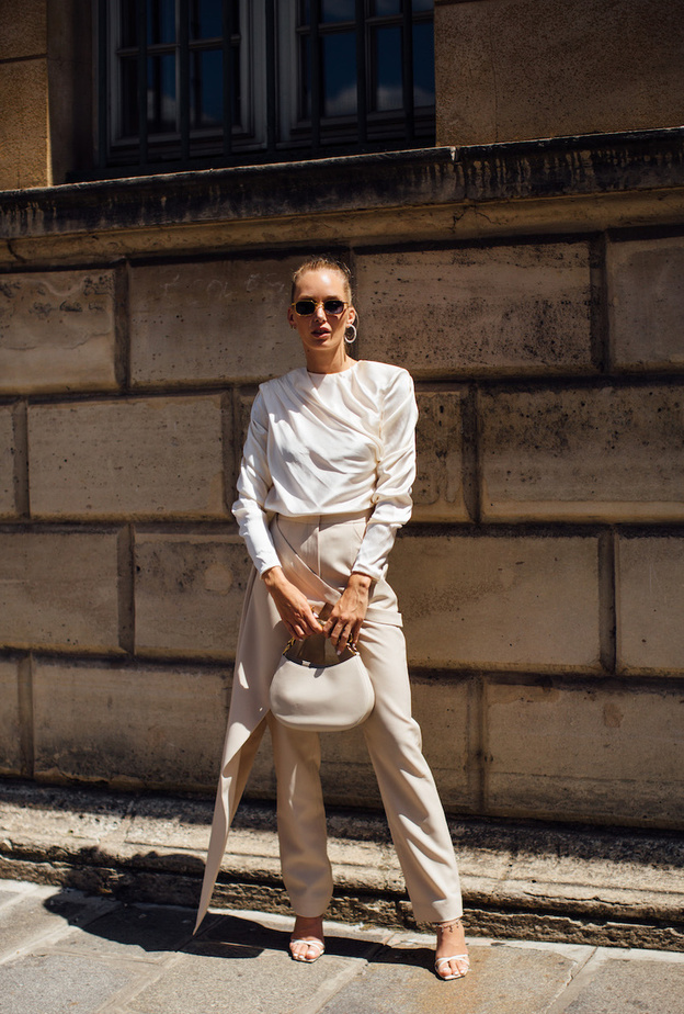 البنطلون البيج خيارك الأكثر عصرية واليك أجمل الأفكار لتنسيقه 