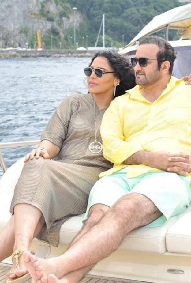 ..الفنانة أحلام تختتم إجازتها في إسبانيا وهذه ابرز اللقطات التي خطفت بها الأنظار مع زوجها