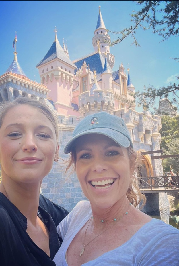 بليك ليفلي واختها 