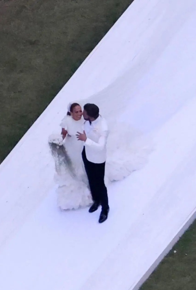 بن أفليك وجينيفر لوبيز يحتفلان بزفافهما للمرة الثانية في حفل زفاف ضخم في منزله في ولاية جورجيا