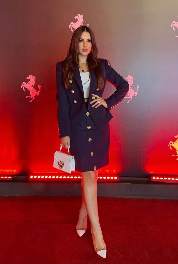 نانسي عجرم Nancy Ajram بفستان أبيض طويل