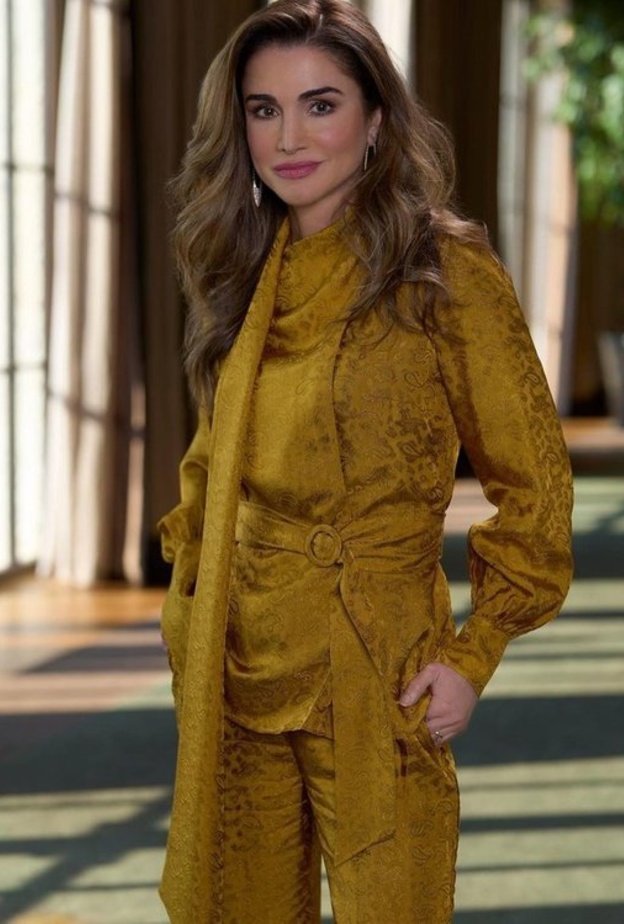 في عيد ميلادها الـ 52.. أجمل مجوهرات الملكة رانيا "صاحبة الجمال الهادئ"