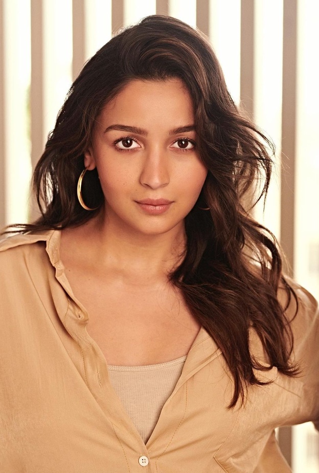 أحدث صور عليا بهات بدون مساحيق تجميل على مواقع التواصل