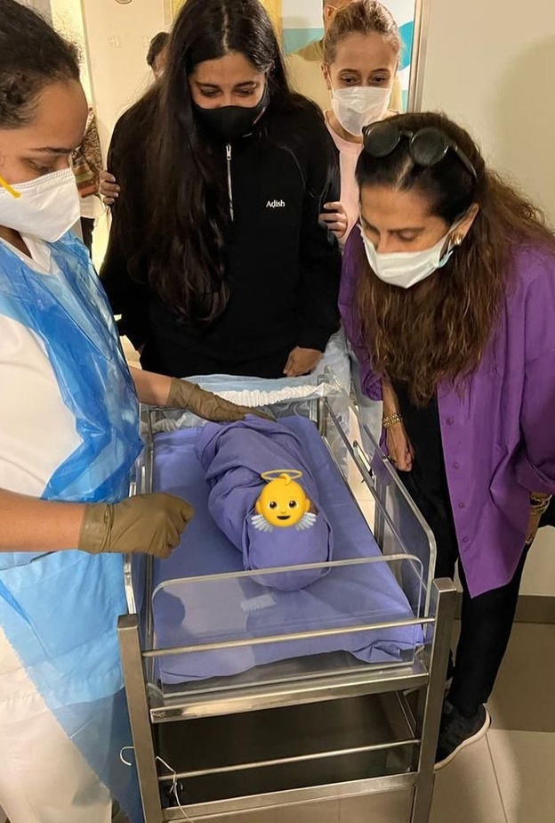 استقبال حافل لـ سونام كابور وطفلها في منزل والدها أنيل كابور