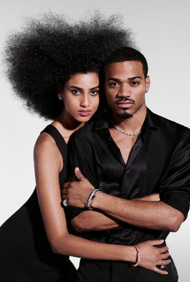 Tiffany & Co تُطلق مجموعة من الأساور المرصعة بالألماس من الذهب الأصفر والأبيض والوردي من عيار 18 قيراط من تشكيلة Tiffany Lock