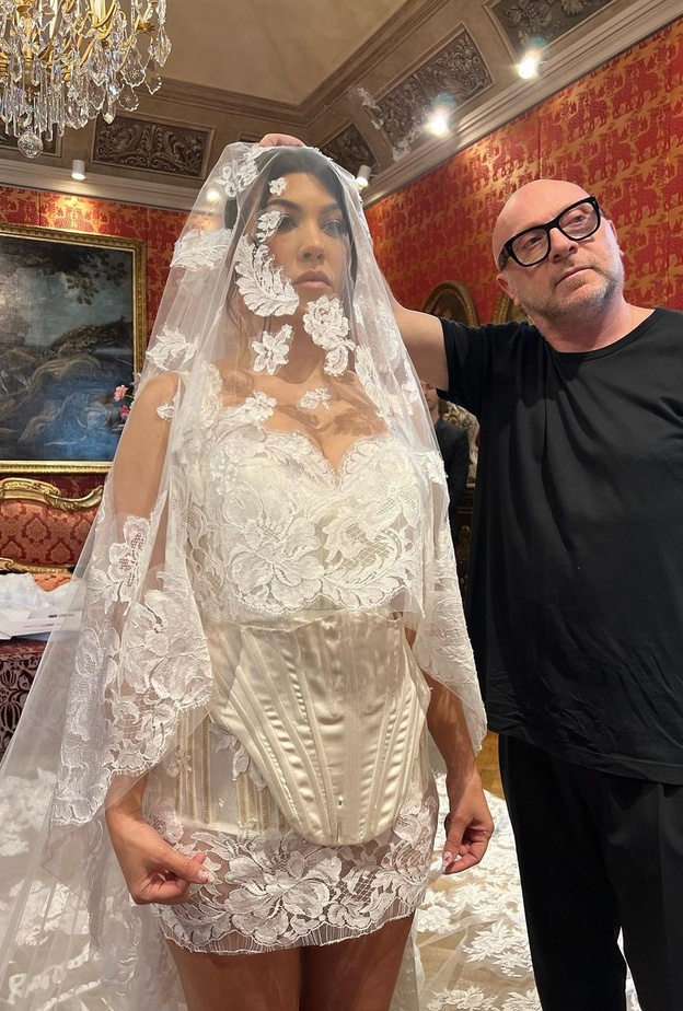 كورتني كارداشيان تشكر مصمم فستان زفافها والذي جعلها "أميرة"