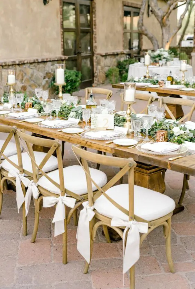 أفكار رائعة لزينة مقاعد حفلات الزفاف بالأقمشة والشرائط