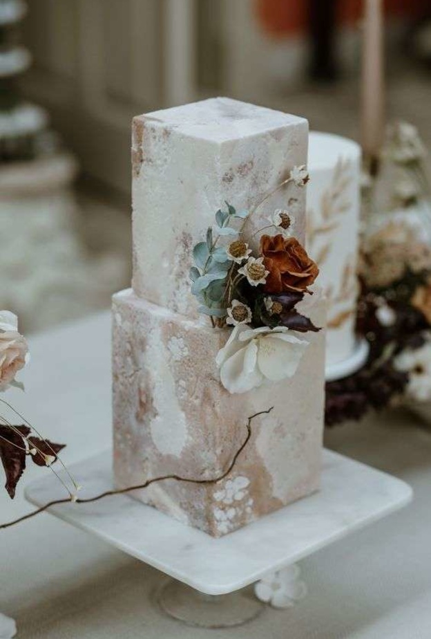 أفكار رائعة لكعكات الزفاف ذات الأشكال غير التقليدية لحفلات الزفاف العصرية