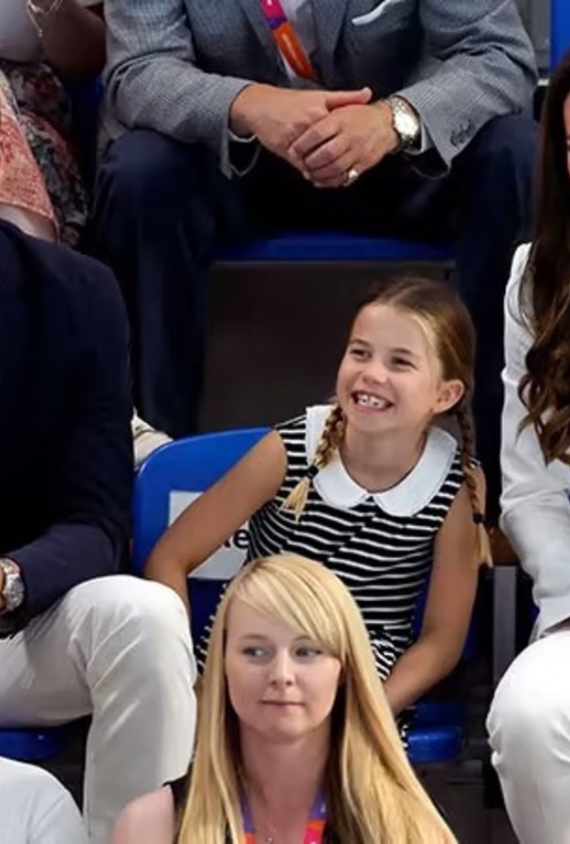 فيديو لم ينشر من قبل للأميرة تشارلوت وهي تقلد الأمير وليام