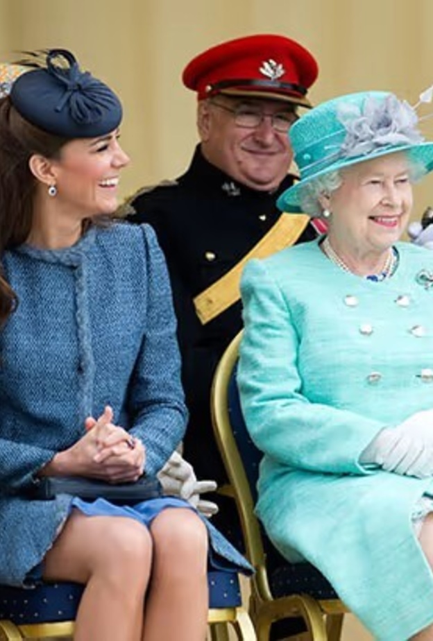 مقطع فيديو نادر لكيت ميدلتون وهي تقبل الملكة