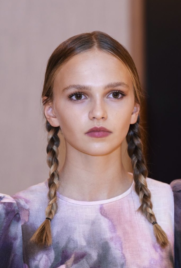 تسريحات شعر عصرية مع الضفائر الجانبية من دار Anna Mason