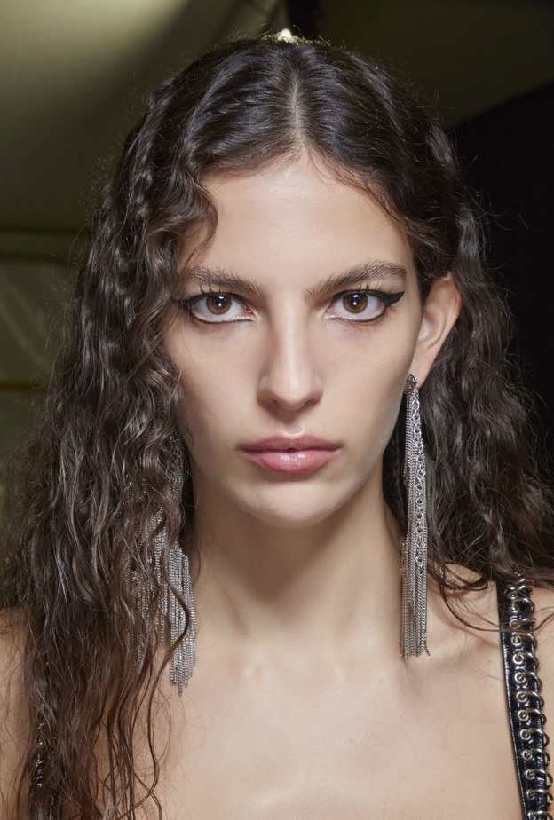 تسريحات شعر عصرية مع الغرة الكيرلي لتصغير الجبين العريض اليك الخطوات