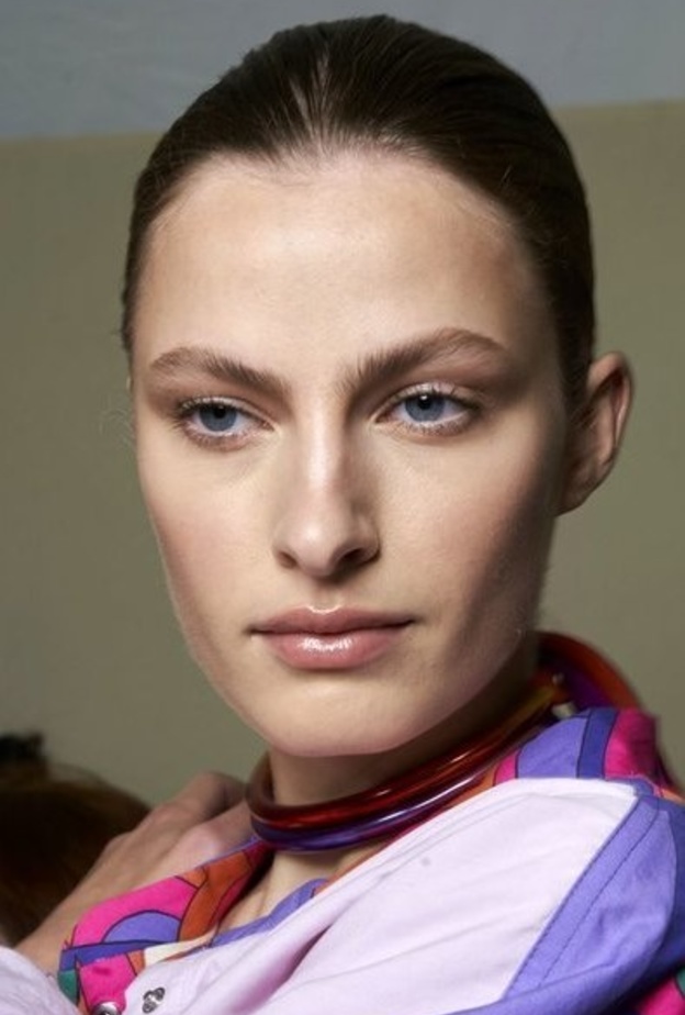 حيل مكياج بسيطة تجمّل عينيك من دون تطبيق ظلال الجفون