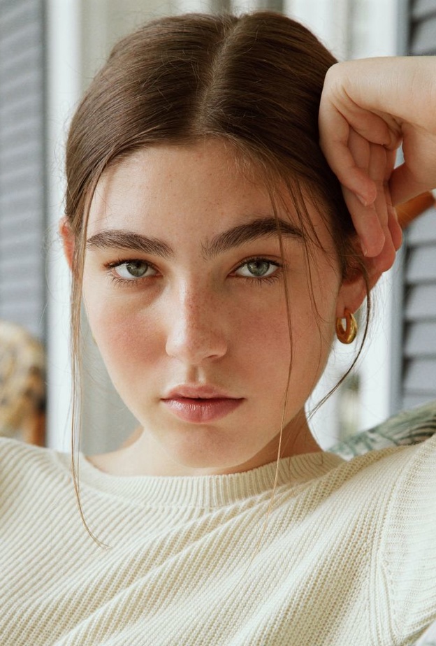 روتين صباحي للعناية بالبشرة الدهنية قبل يوم المرأة الإماراتية