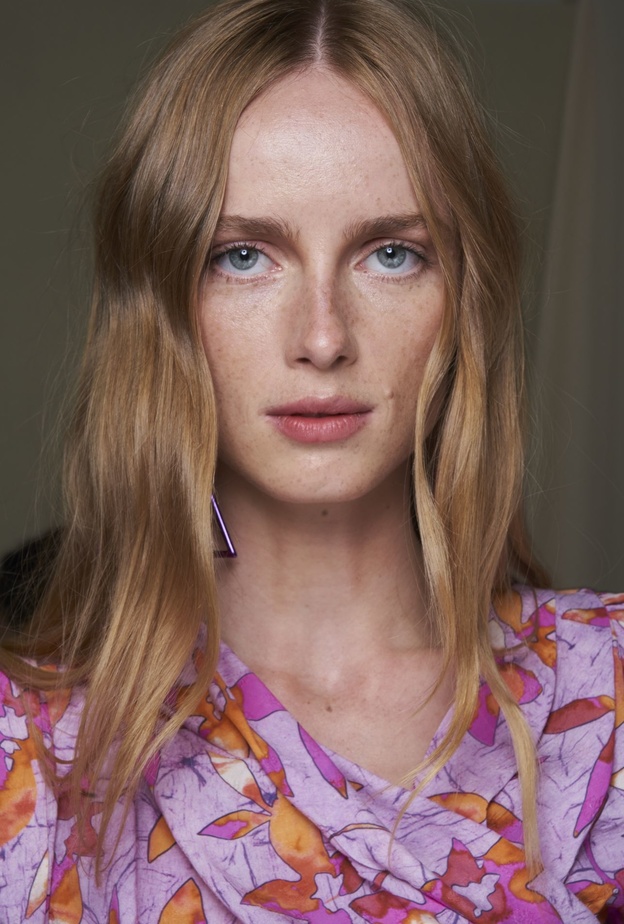 4 ألوان صبغات شعر تناسب بشرتك البيضاء وأبرز النصائح لتطبيقها قبل نهاية صيف 2022