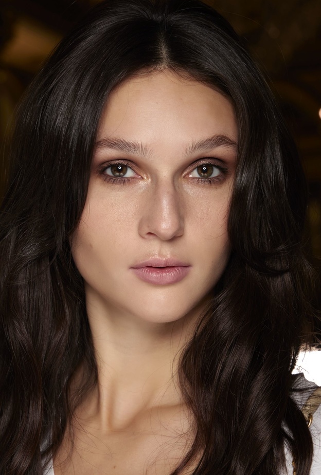 تعانين من الشعر الخفيف والخشن؟ إليك أفضل الحلول الطبيعية