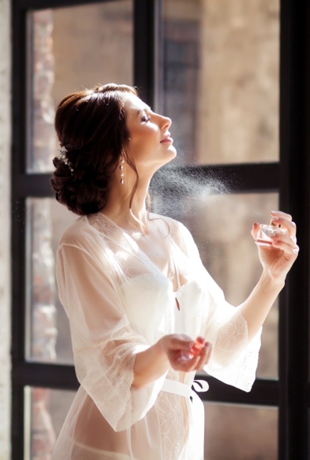 12 حيلة ذكية لتثبيت عطرك في يوم الزفاف