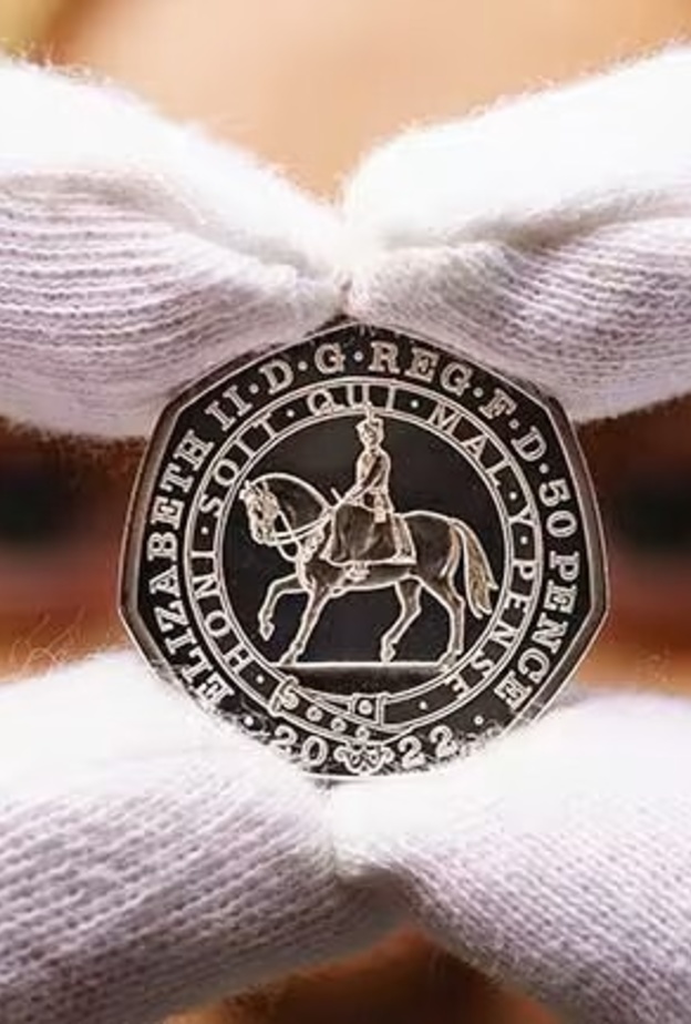 دار العملات البريطانية تصدر للمرة الأولى عملة معدنية تحمل توقيع الملكة 