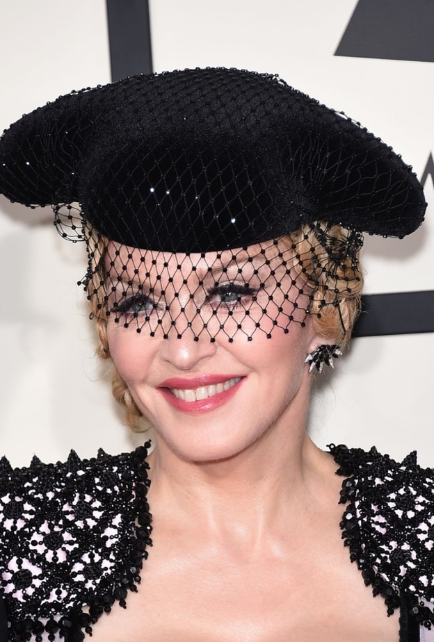 آيلانير عيون القطة سمة جمالية ميزت مكياج النجمة مادونا على مر السنوات..إليكم أسرار تطبيقه