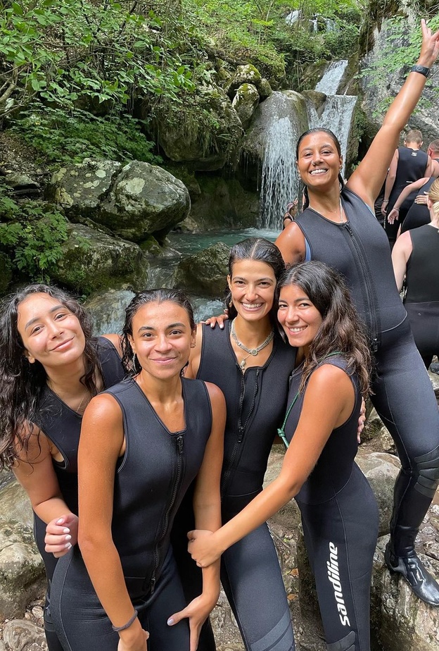 تارا عماد وصديقاتها خلال رحلة إلى الجبل الأسود