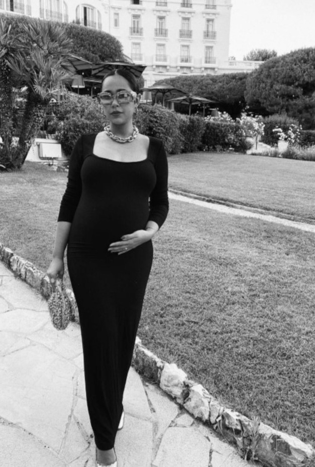 اطلالة آلاء بلخي بفستان الحمل الزهري