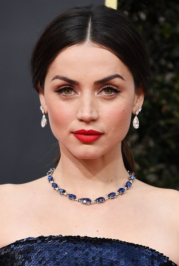 آنا دي أرماس ترتدي عقد الياقوت الأزرق حجر سبتمبر من تيفاني Tiffany