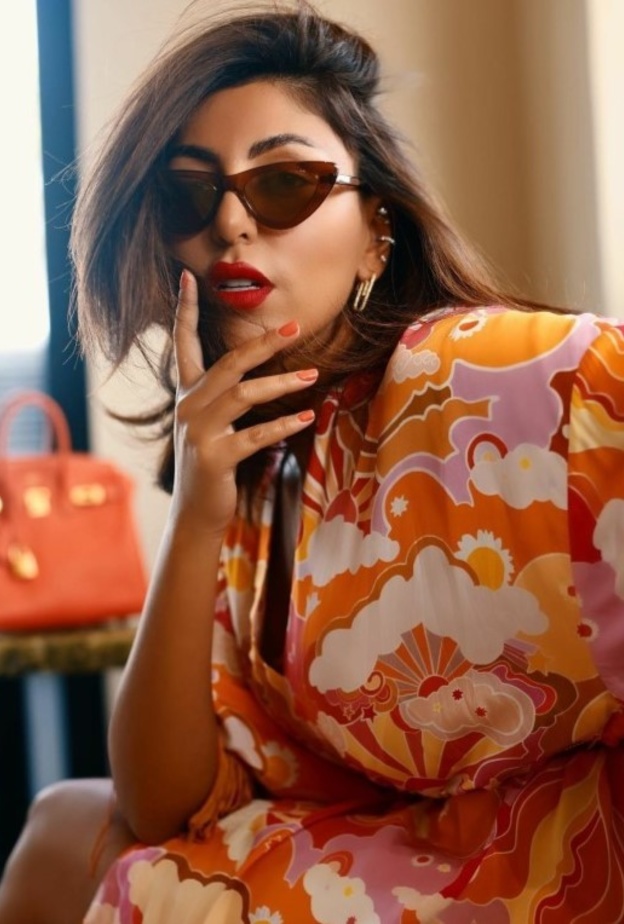 أجمل إطلالات دانا الطويرش لمحبات الفساتين المطبعة بالألوان الحيوية