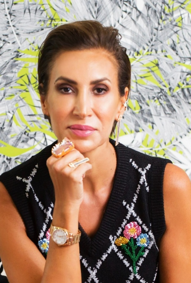 أرادت نادين قانصوه أن يحمل الخاتم رسالة ذات بعد ثقافي