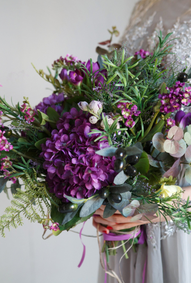 أفكار رائعة لباقات حفلات الزفاف بدرجات اللون البنفسجي