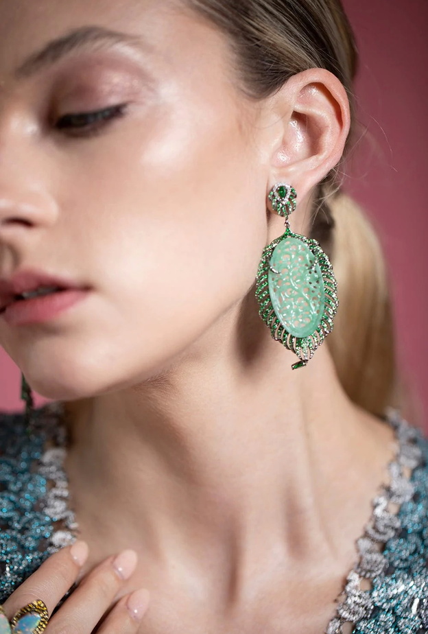 أقراط Carved Jade and Tsavorite من WENDY YUE