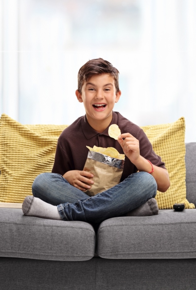 إذا كان لديكِ أطفال صغار، اختاري الأريكة المصنوعة من الأقمشة التي يسهل تنظيفها