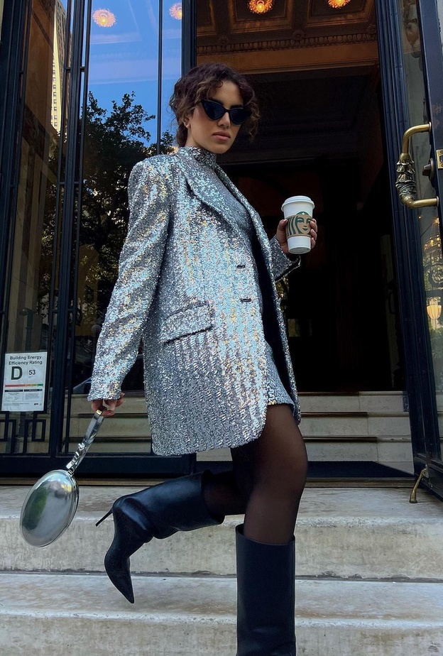 إطلالة نجود الرميحي تميّزت باللون الميتاليكي نسّقت الفستان مع الجاكيت الطويلة من مايكل كورس