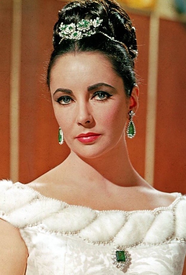 اختارت إليزابيث تايلور وضع بروش بولغاري كمشبك على شعرها