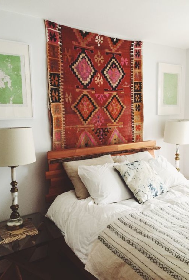 اختاري أحد المنسوجات القيمة ذات الألوان المبهجة لتعليقها على جدار غرفة نومك العتيقة