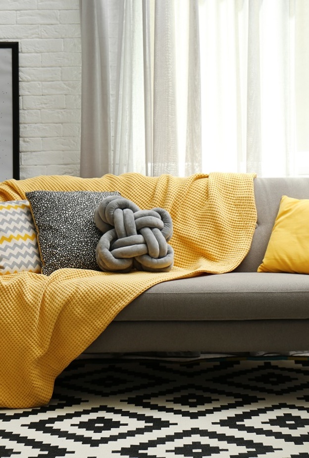 اختاري أغطية مبهجة اللون لتغطية أريكتكِ للحفاظ عليها نظيفة وبحالة جيدة لأطول فترة