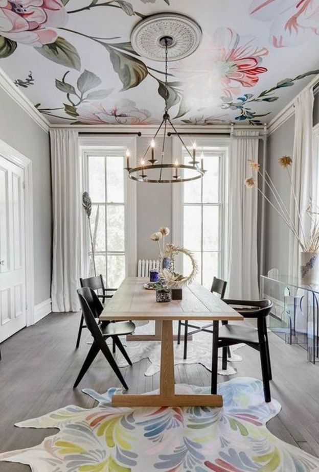 اختاري النقشات الملونة لورق أسقف منزلك، مع الجدران ذات الألوان السادة