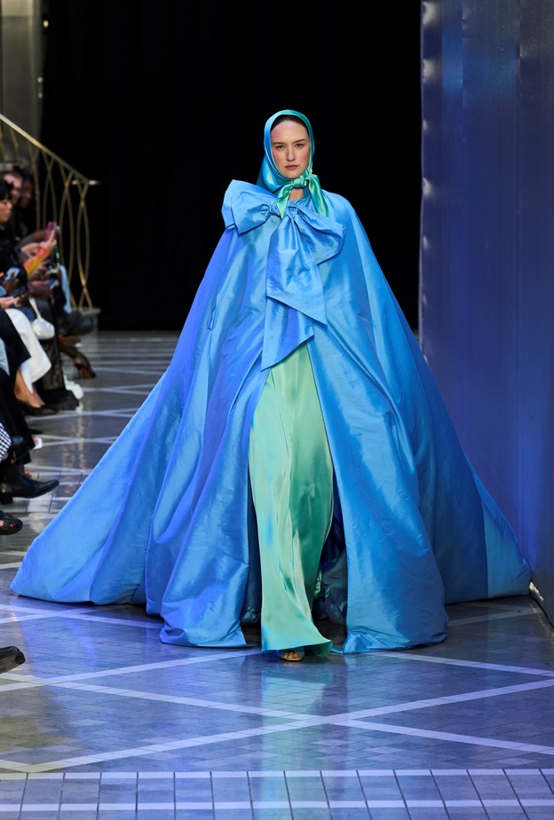 اختتمت Sohuman عرضها مع عارضات الأزياء بمكياج ملطّخ تحملن صورة الملكة إليزابيث