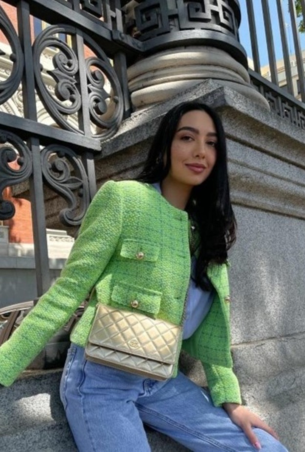 اطلالة غالية محمودي بالبنطلون الجينز وجاكيت أخضر قصير