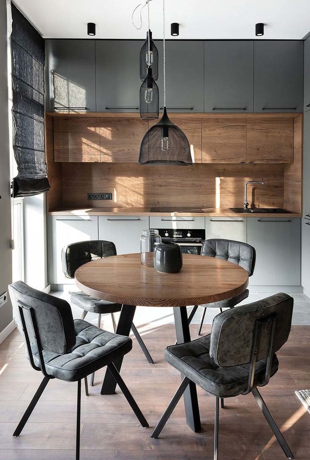 الإنارة الطبيعية تبرز اللون الأخضر والخشب في ديكورات المطبخ الصغير