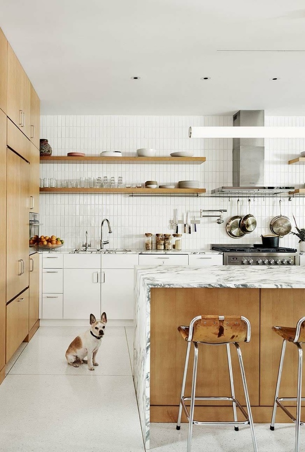 الاستفادة من الرفوف وأسفلها لتنظيم المطابخ والحفاظ عليها من الفوضى