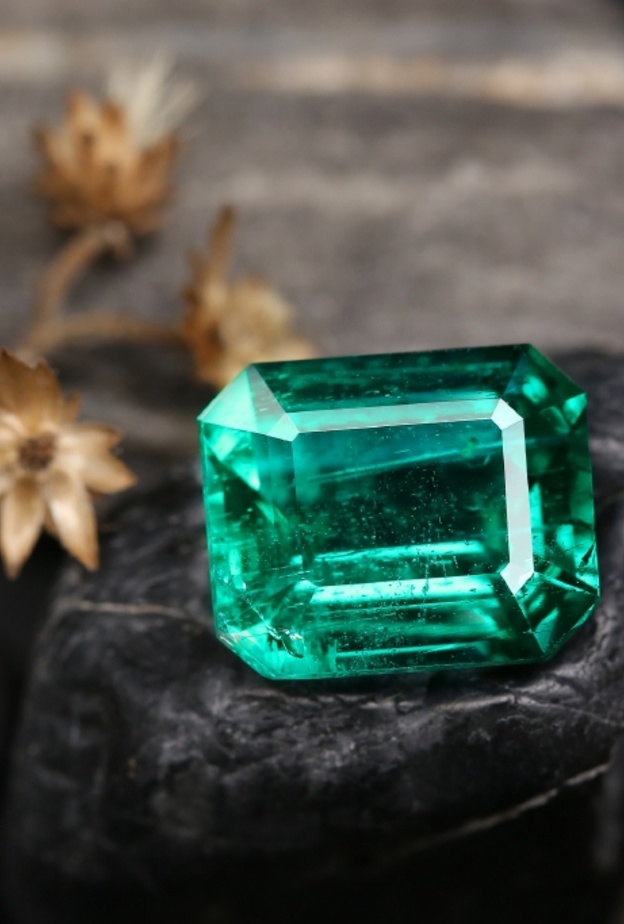 الزمرّد الأخضر من أكثر الأحجار الفاخرة فبأي أبراج يليق؟