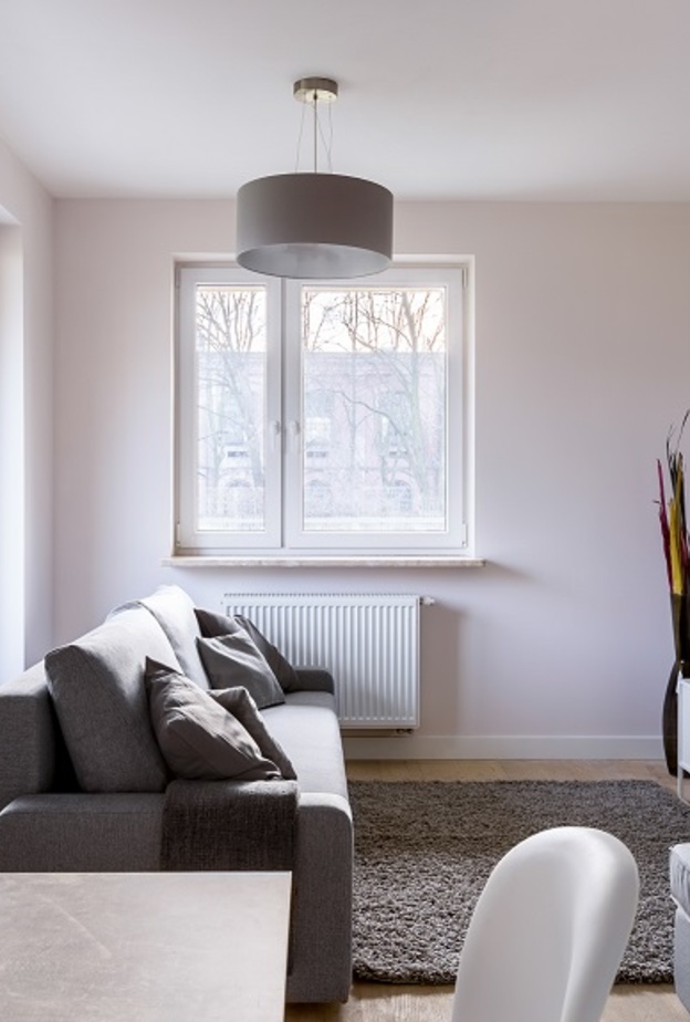 السجادة الكبيرة الحجم في غرفة المعيشة الصغيرة الحجم تعطي إحساسا بضيق المساحة