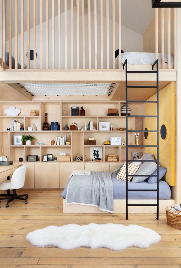 السرير الطابقي مع تصاميم مرحة للعب توفر مساحة لنوم ثلاثة أطفال