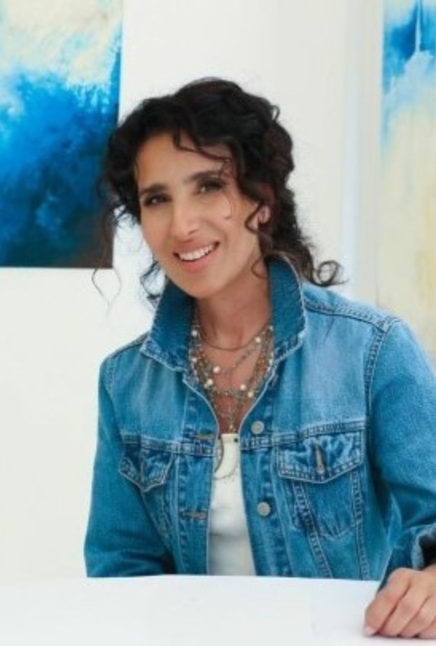 الفنانة "انتصار يماني" تستعد لعرض لوحات معرضها الفني Harmony في قرية كونوث في لندن