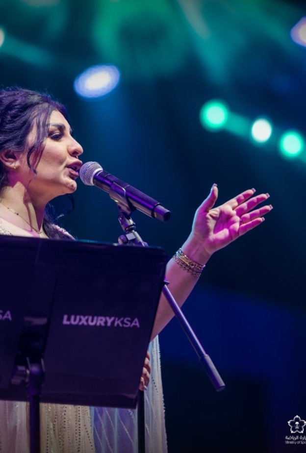 "اصيل هميم" تخطف الأنظار بإطلالة ساحرة لامعة من علامة "بيرلا فاشن" في حفلها بالطائف