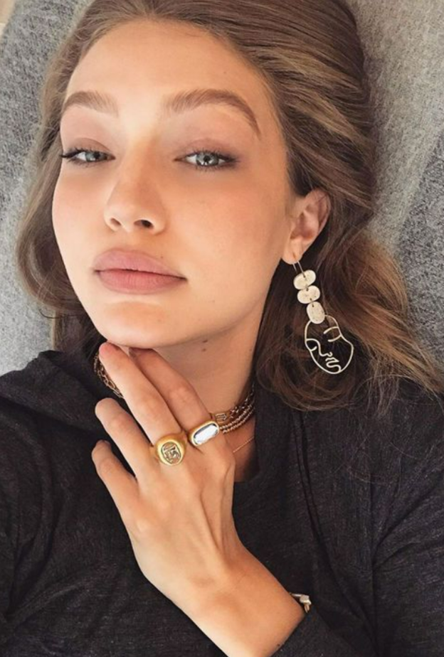 العارضة جيجي حديد Gigi Hadid بخاتم Signet 