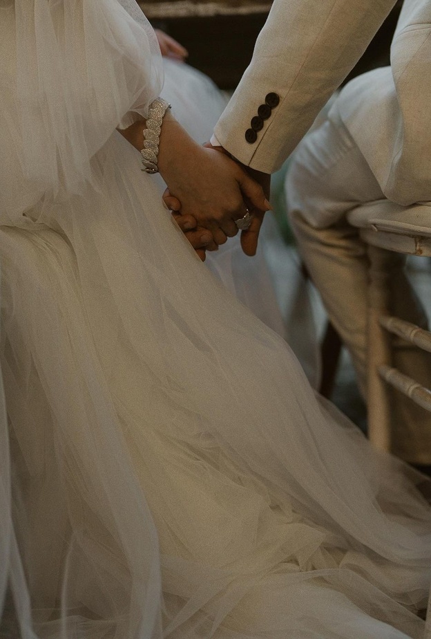 العروسان ياسمين الملا تمسك بيد زوجها